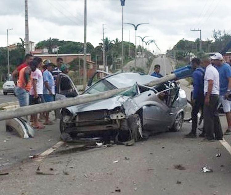 Motorista perde o controle e bate em poste na Estrada do Araçagi